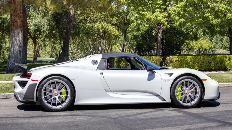  Porsche 918 Spyder Weissach Package (472) 2015 года  (фото 11 из 20)